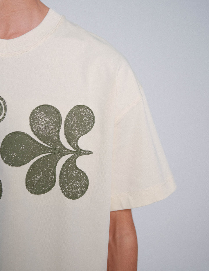 CAMISETA BOXY FIT FLORECIENDO CREMA - FRONT OF