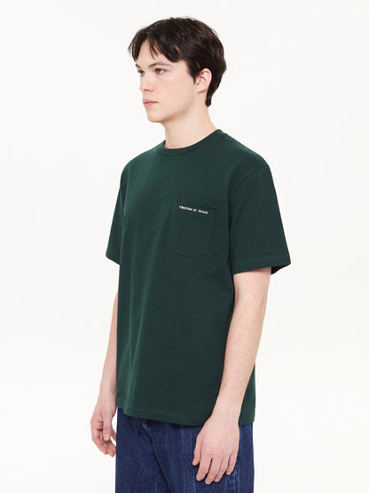 T-SHIRT POCKET LOGO GREEN - FRONT OF.