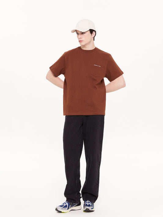 T-SHIRT POCKET LOGO BROWN - FRONT OF.