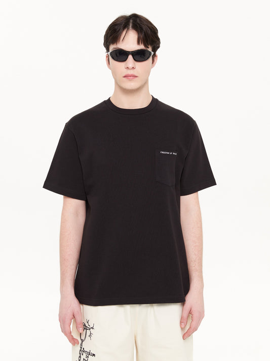 T-SHIRT POCKET LOGO BLACK - FRONT OF.