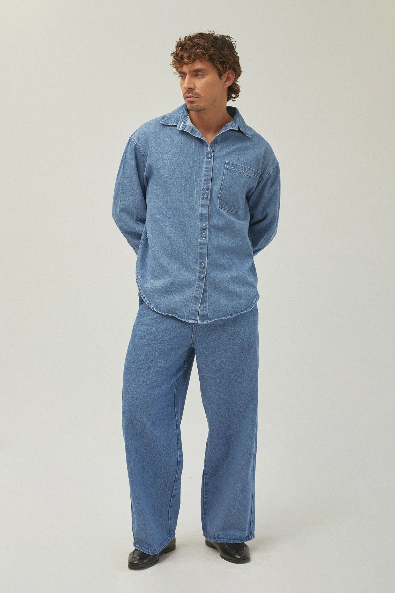 CLASSIC BLUE WIDE LEG JEANS - FRONT OF.
