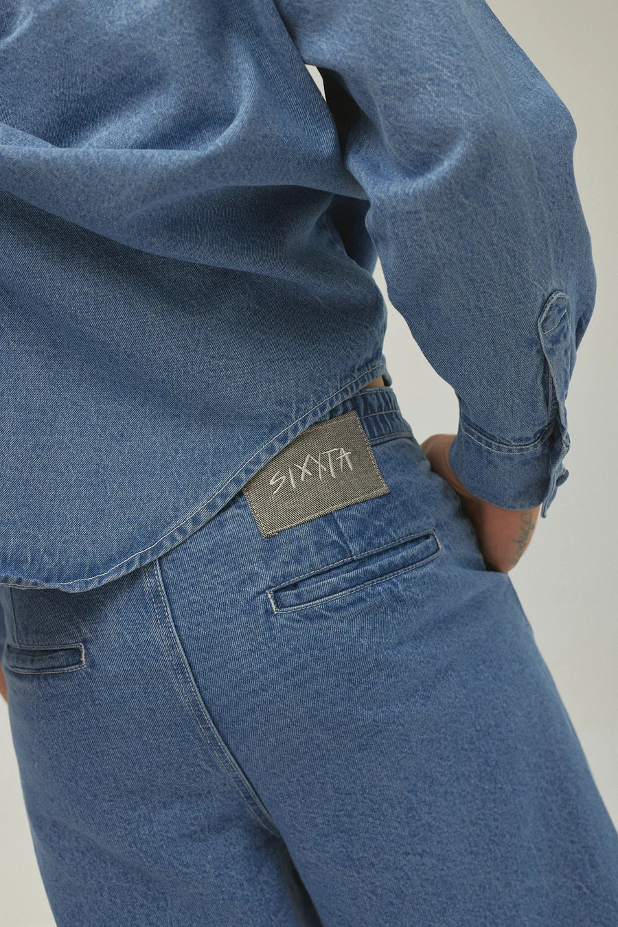 CLASSIC BLUE WIDE LEG JEANS - FRONT OF.