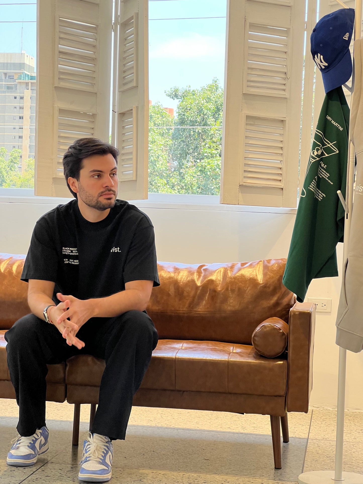 DESCRIPTION BLACK T-SHIRT - FRONT OF