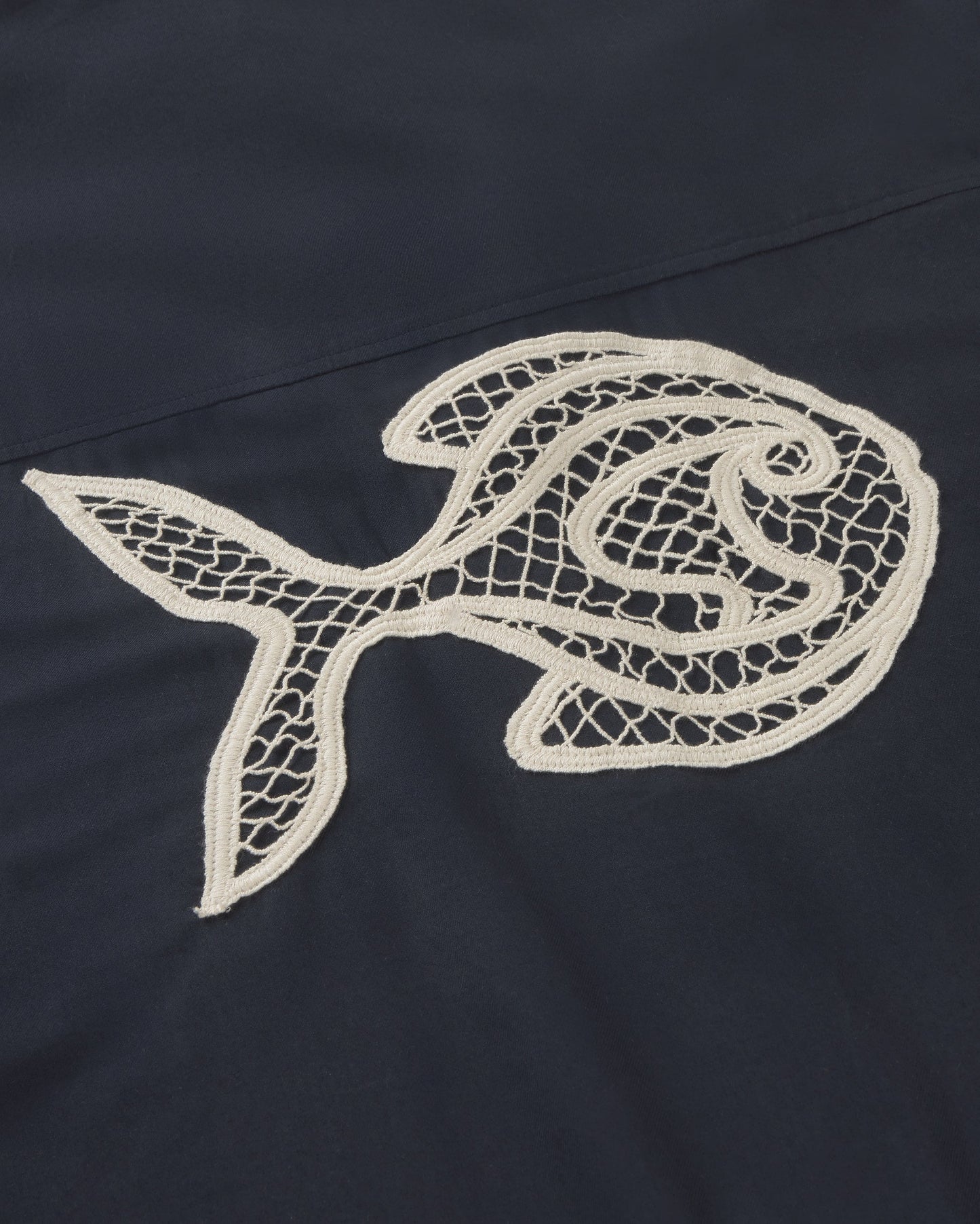 CAMISA OVERSIZE BORDADA A MANO FISH KURTIS NAVY - FRONT OF