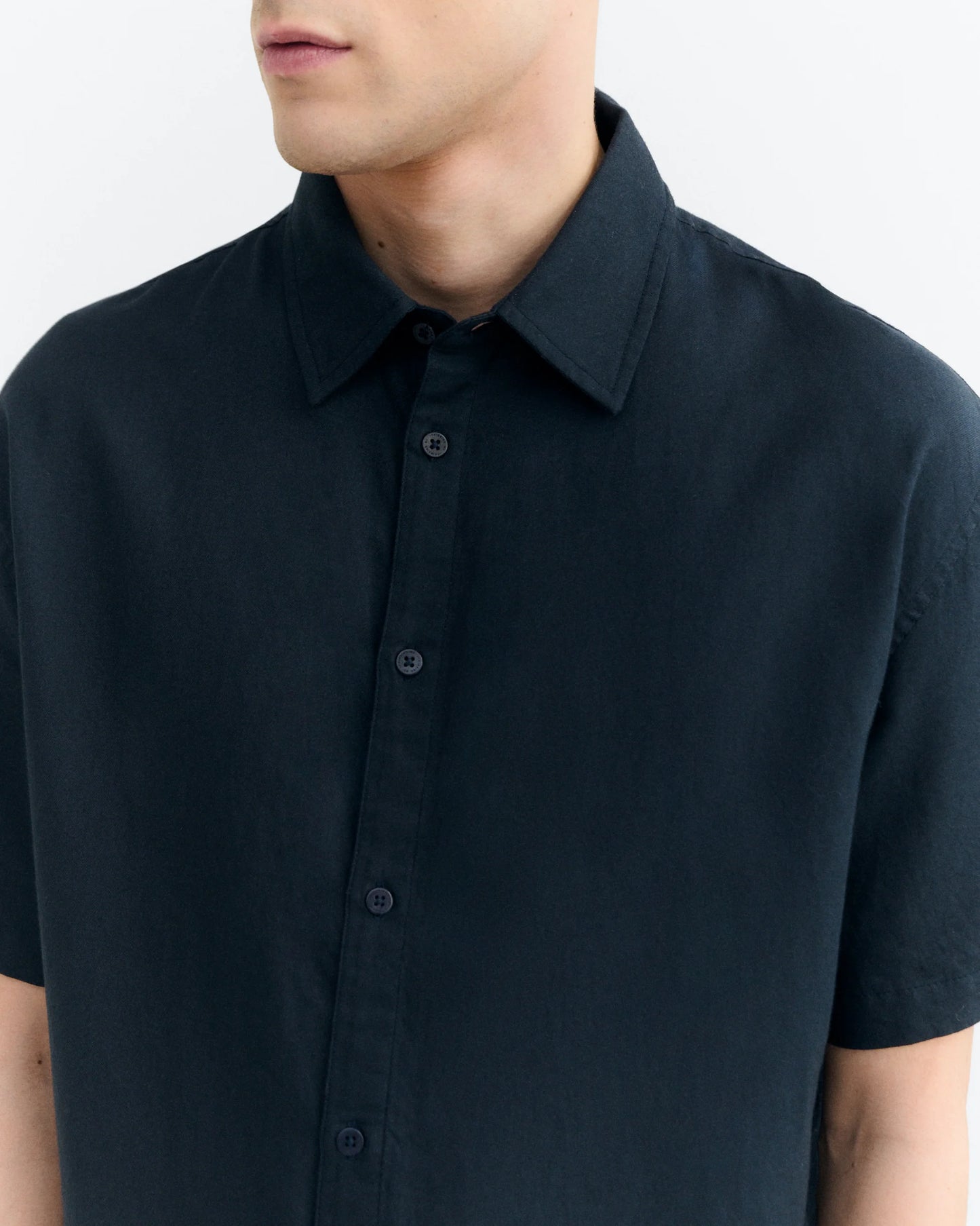 CAMISA OVERSIZE BORDADA A MANO FISH KURTIS NAVY - FRONT OF