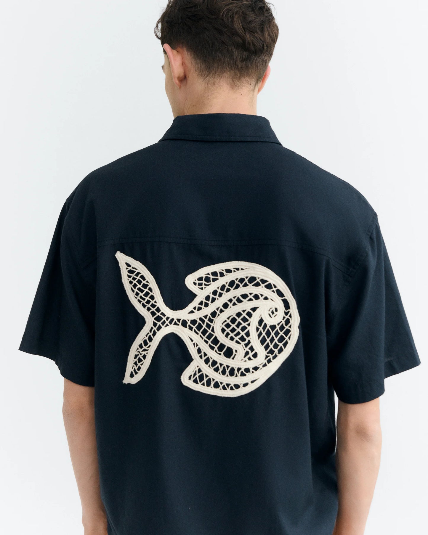 CAMISA OVERSIZE BORDADA A MANO FISH KURTIS NAVY - FRONT OF