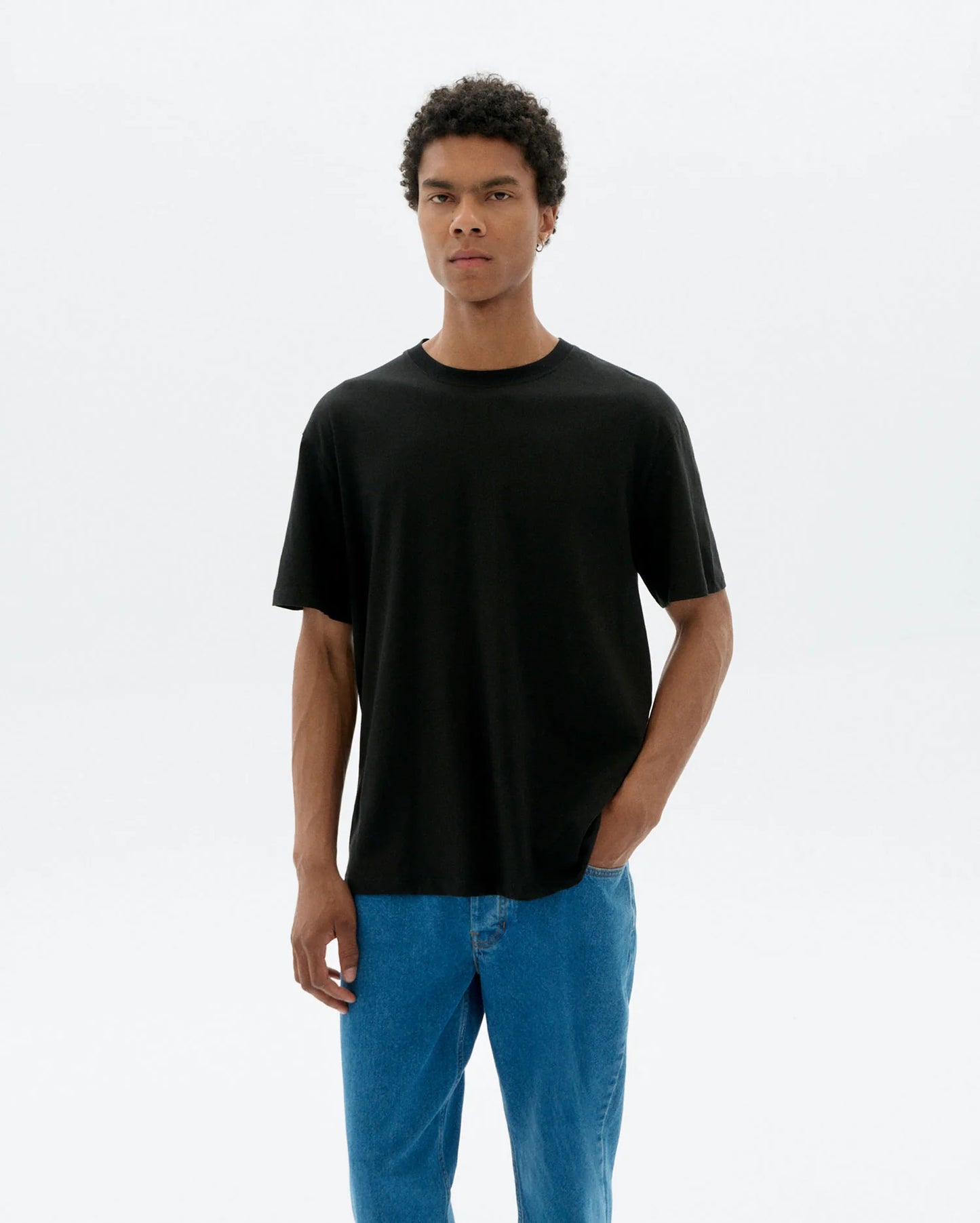 CAMISETA BASICA NEGRA AARON - FRONT OF