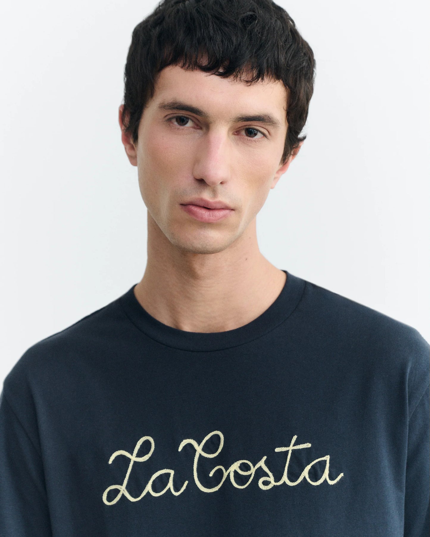 T-SHIRT BORDADA A MANO LA COSTA ZACH - FRONT OF