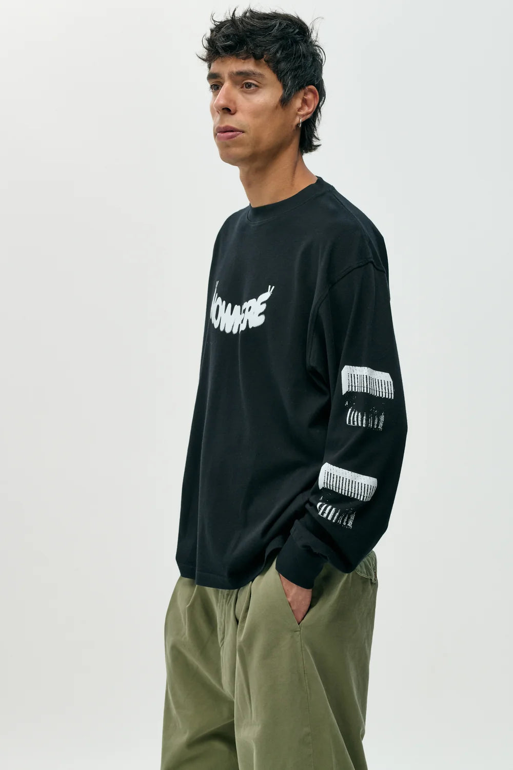 CAMISETA LARGA THROUGH THE WINDOW BLACK - FRONT OF