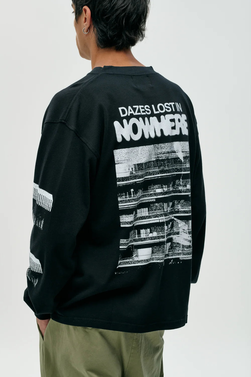 CAMISETA LARGA THROUGH THE WINDOW BLACK - FRONT OF