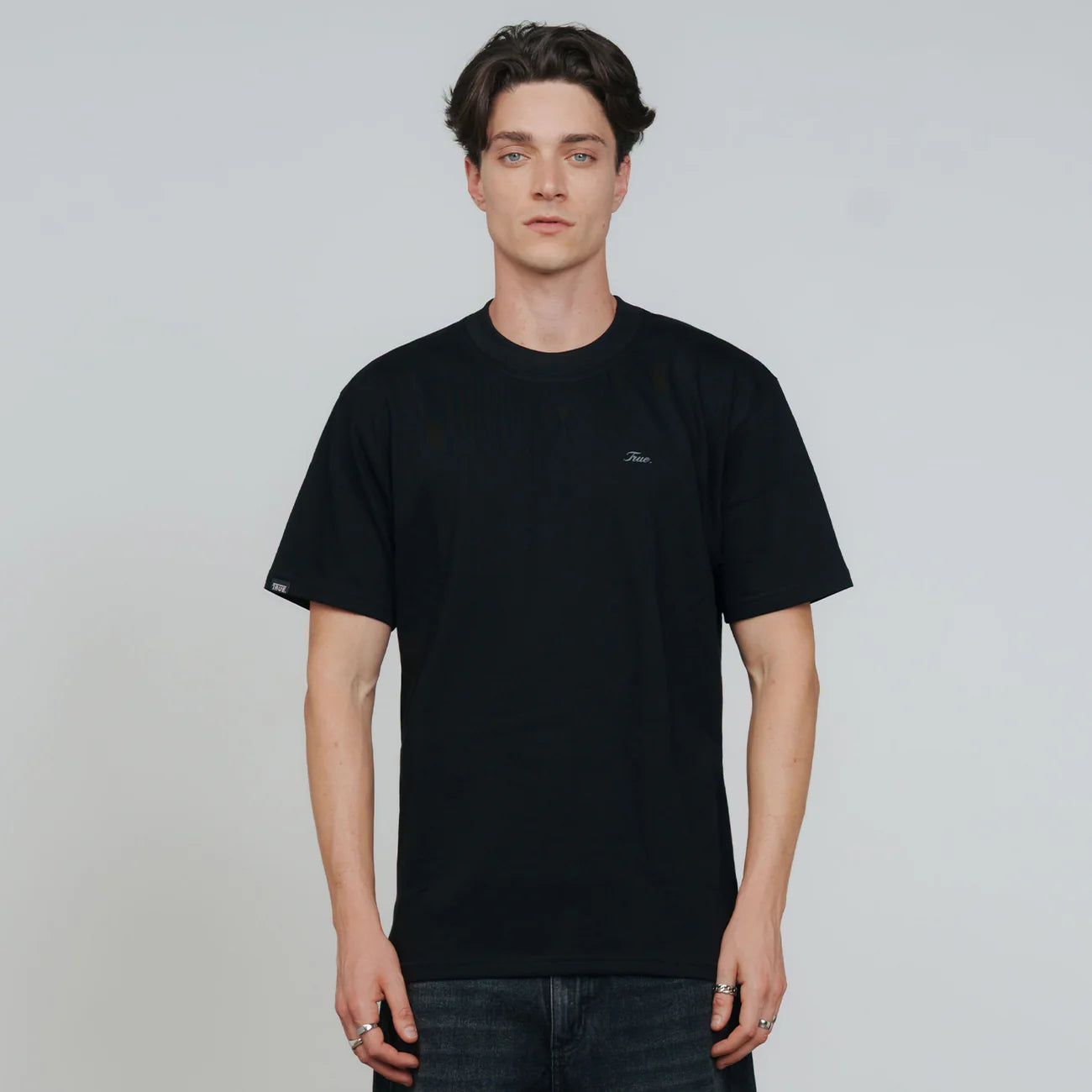 SIGNATURE T-SHIRT BLACK - FRONT OF