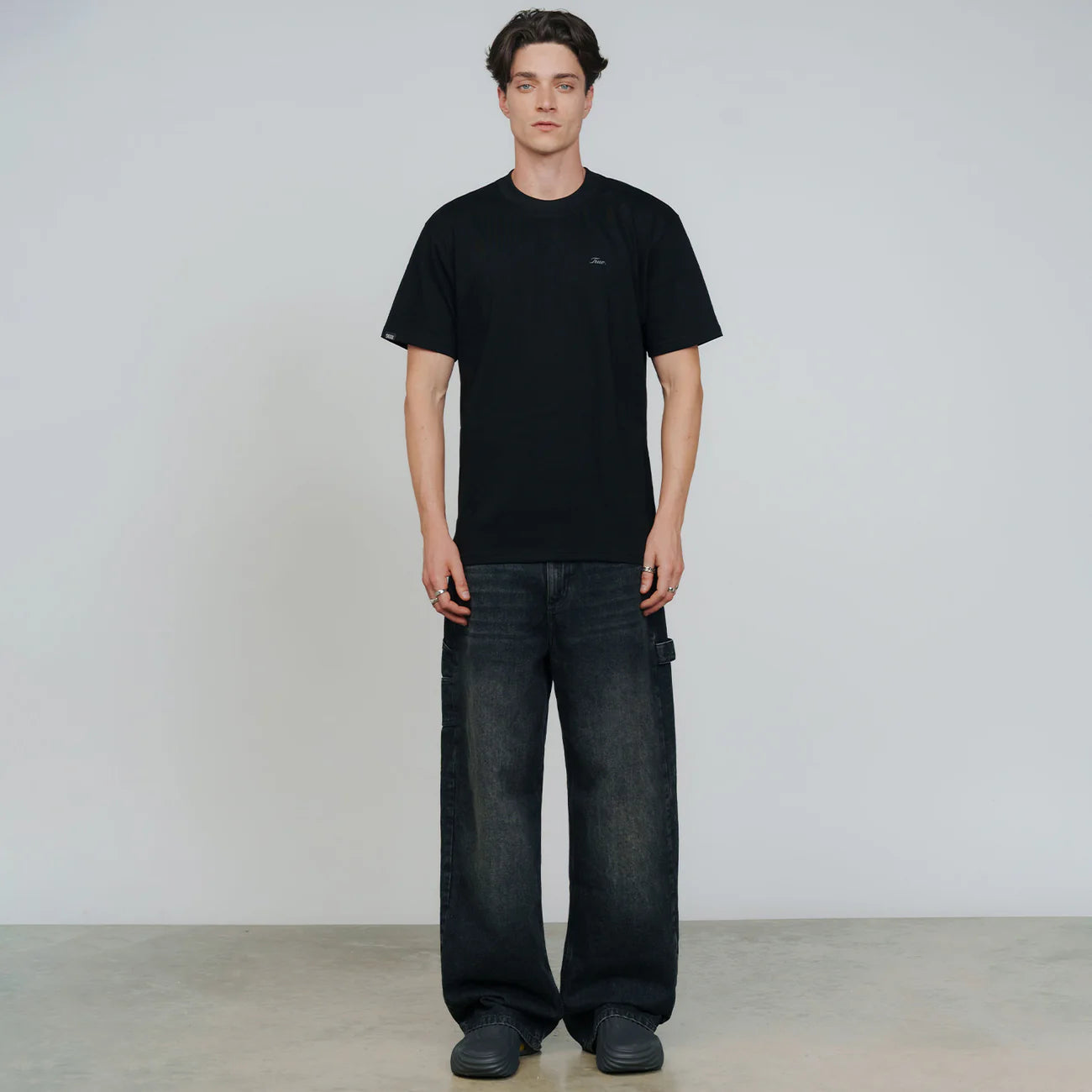 SIGNATURE T-SHIRT BLACK - FRONT OF