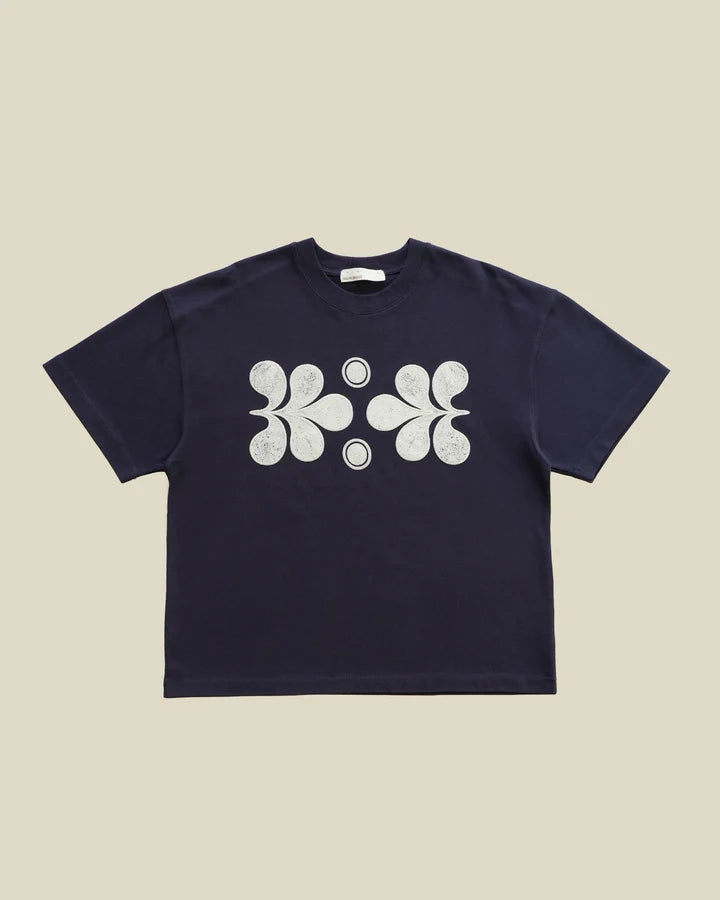 CAMISETA BOXY FIT FLORECIENDO AZUL NAVY - FRONT OF