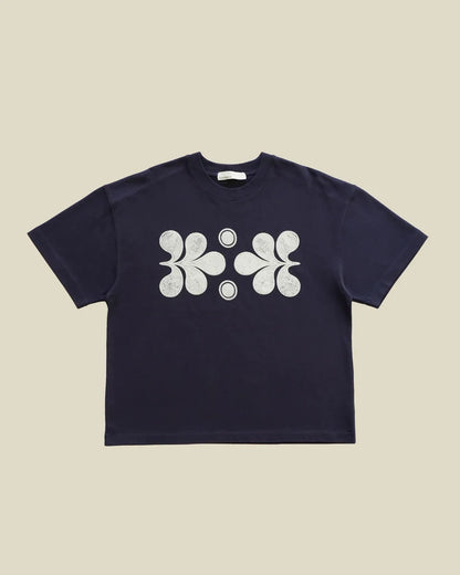 CAMISETA BOXY FIT FLORECIENDO AZUL NAVY - FRONT OF