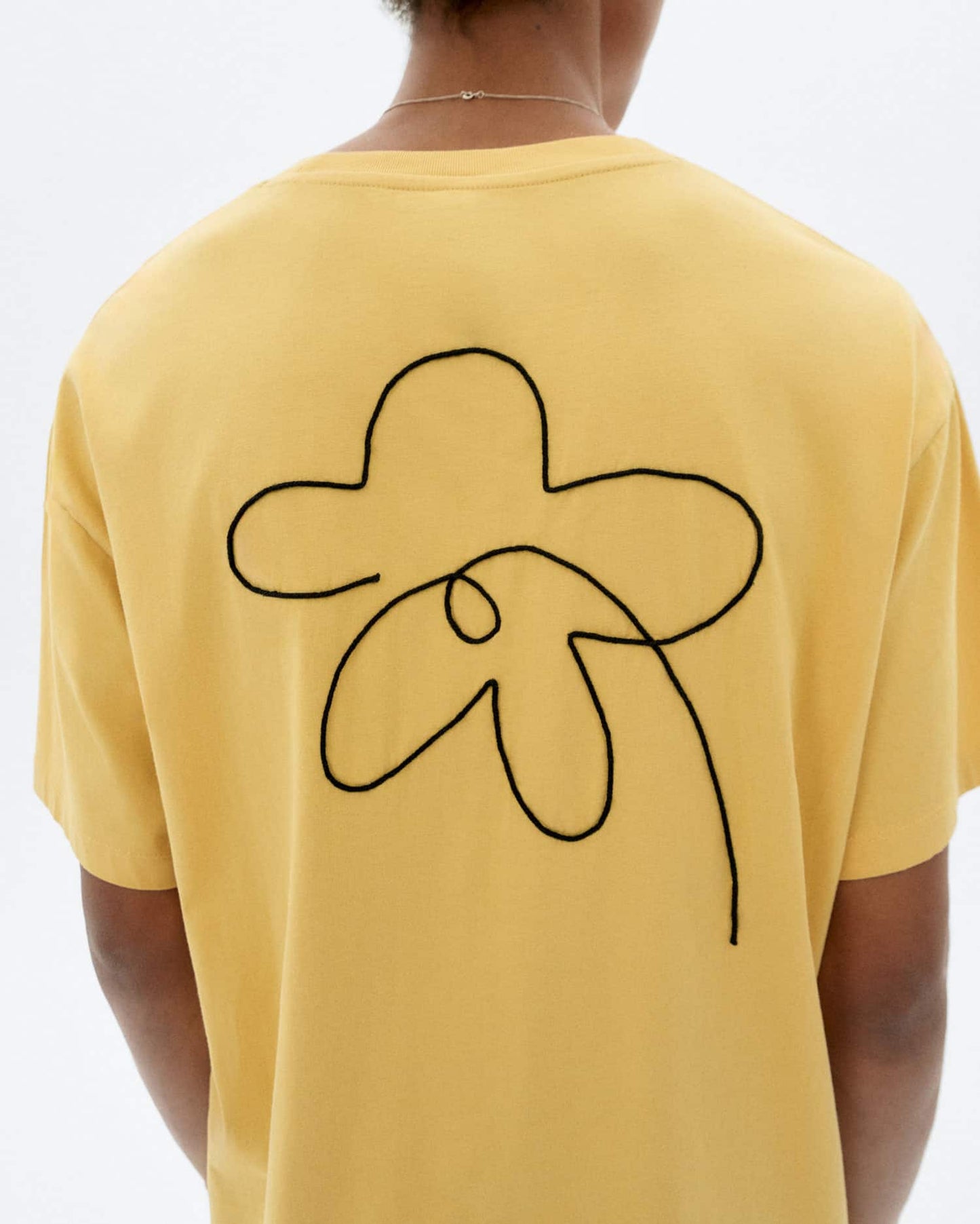 T-SHIRT AMARILLO BORDADO A MANO FLOWER AARON - FRONT OF